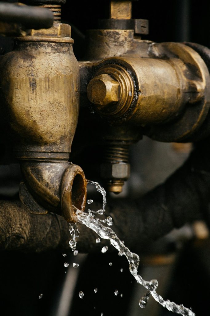 water-drop-on-brass-pipe-n2zufiftbso